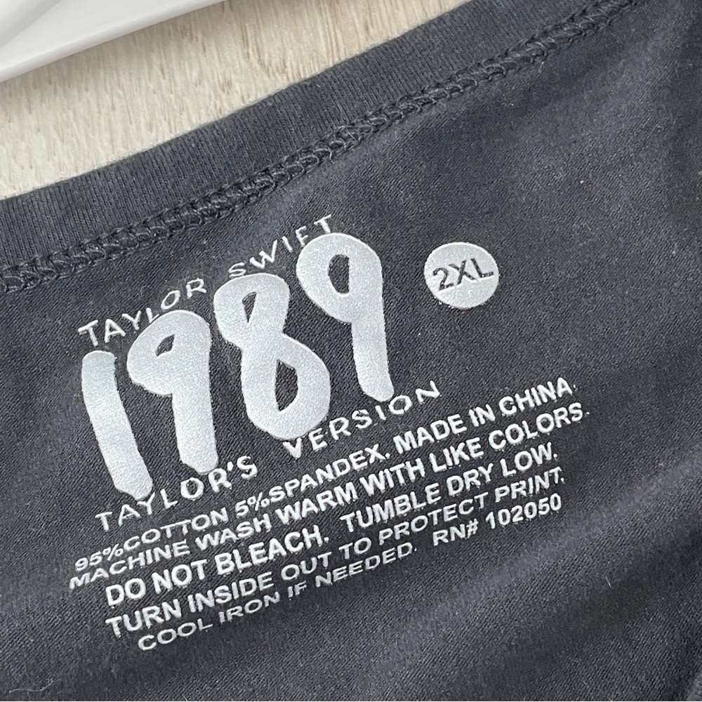 Taylor Swift Tshirt 1989 long sleeve crop womens Black (size 2xl) casual music - Picture 2 of 6
